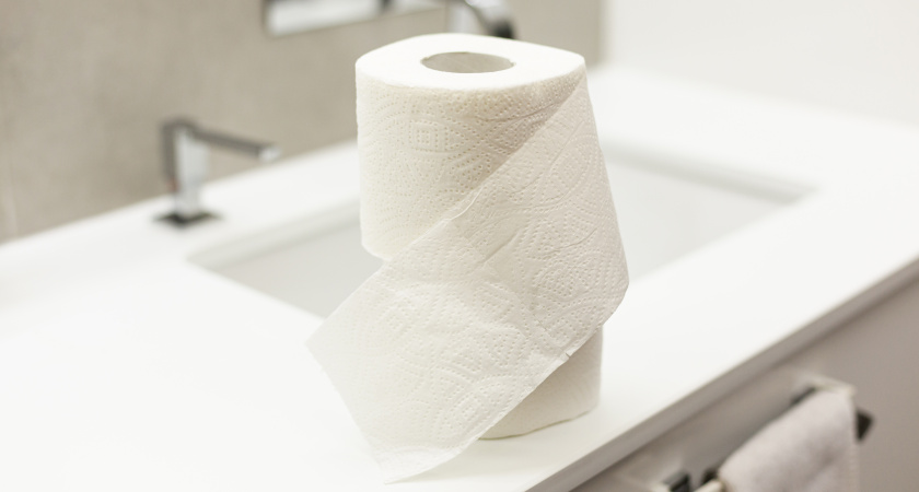 Опытный сантехник рассказал, почему нельзя смывать туалетную бумагу в унитаз - а вы так делаете?