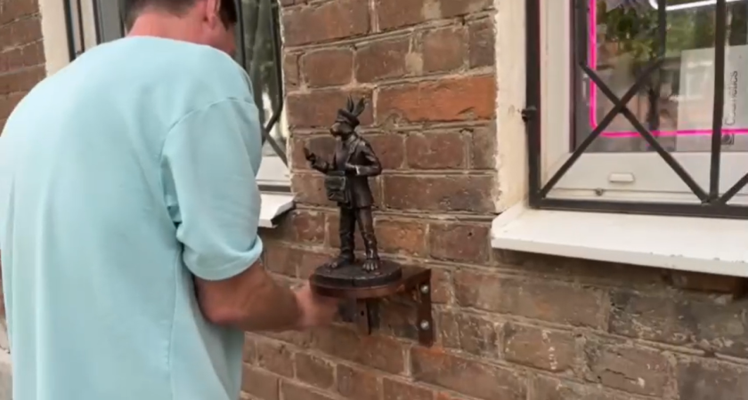 В Костроме появилась новая скульптура мазайского зайца почтальона