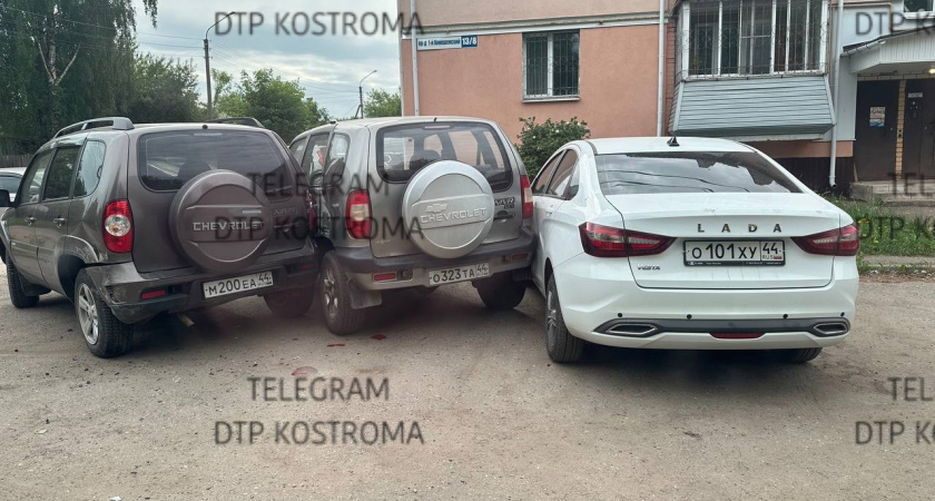 В Костроме нетрезвая девушка устроила ДТП с тремя машинами