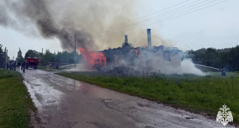 Огонь полностью уничтожил дом культуры в Костромской области: известна причина пожара