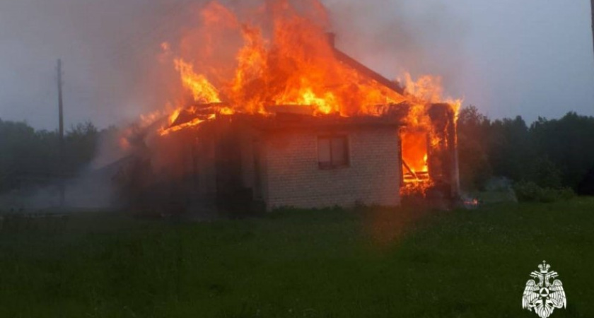 Дом культуры в Костромкой области сгорел из-за детской шалости