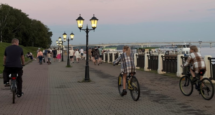 В Костроме ребенок на велосипеде уценил припаркованный автомобиль: родителям придется возместить ущерб