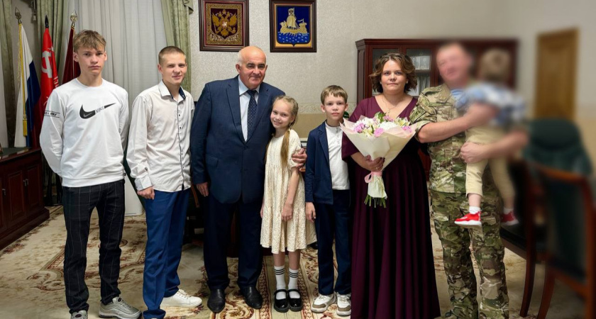 Губернатор Костромской области вручил медаль "Родительская слава" многодетной семье военнослужащего