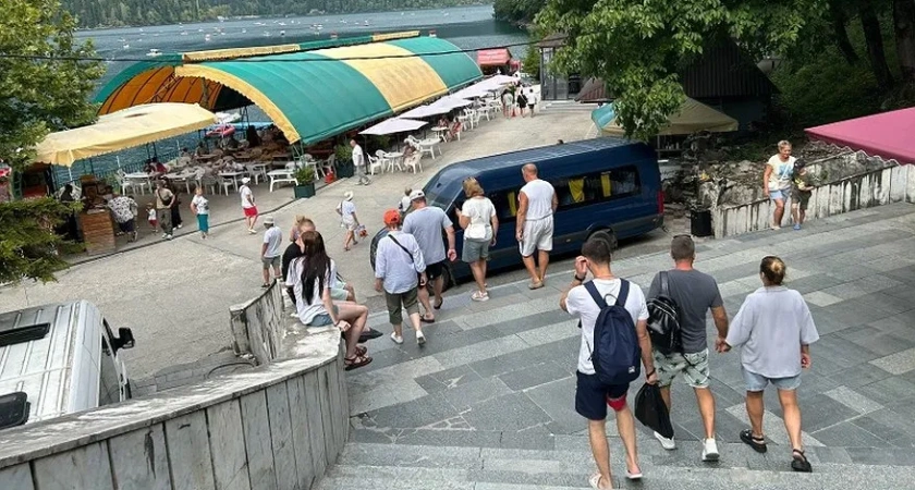 "Одни вонючие попрошайки и разгромленные дома": турист поделился в сети честным отзывом об отдыхе в Абхазии