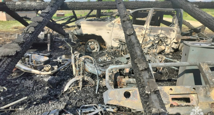 УАЗ, снегоход, мотоцикл и два мопеда: в Костромской области сгорел гараж с техникой