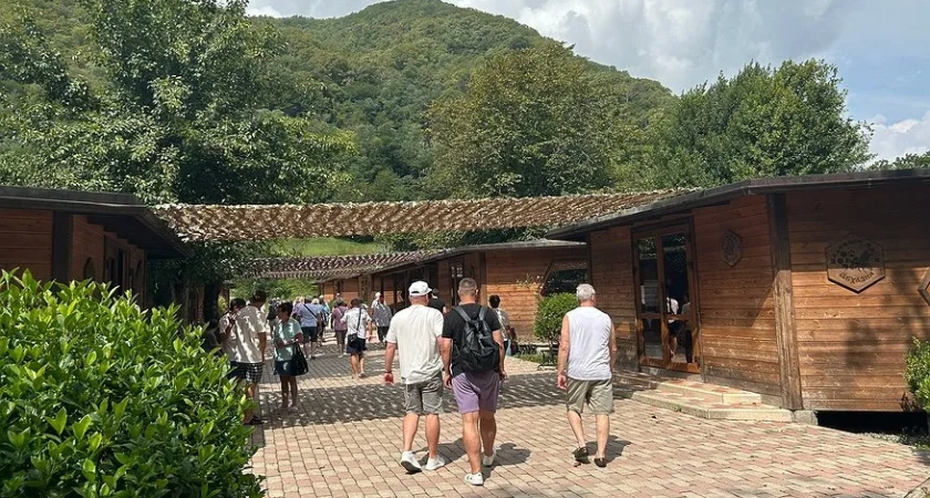 Отдых в Абхазии с детьми в 2025 году: насколько безопасно, куда лететь и сколько это стоит