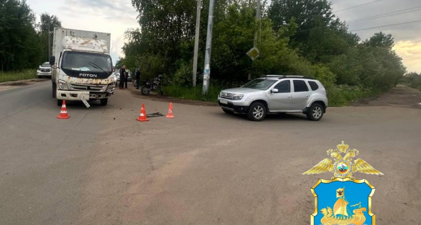 В Костроме грузовик столкнулся с мотоциклом: пострадал подросток