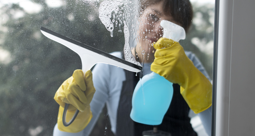 Никаких газет и уксуса: вот какие трюки с окнами работают по-настоящему, блестят круглый год и мыть не надо