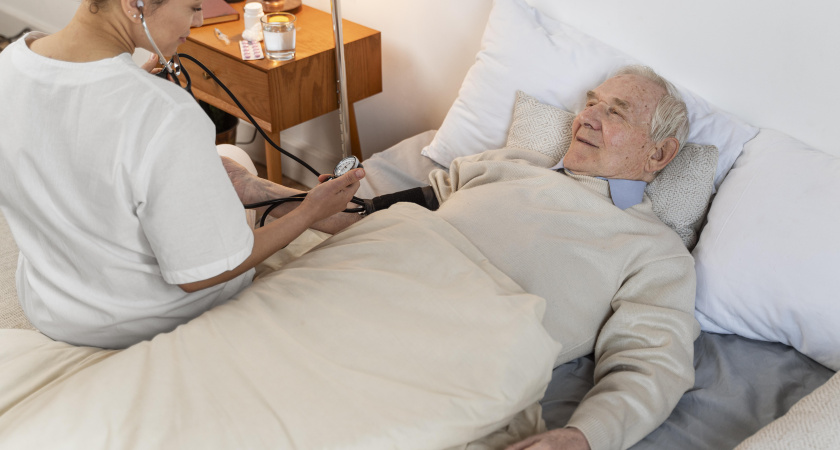 Пенсионеры могут вернуть деньги за лечение: узнайте, кто получит до 19 500 рублей