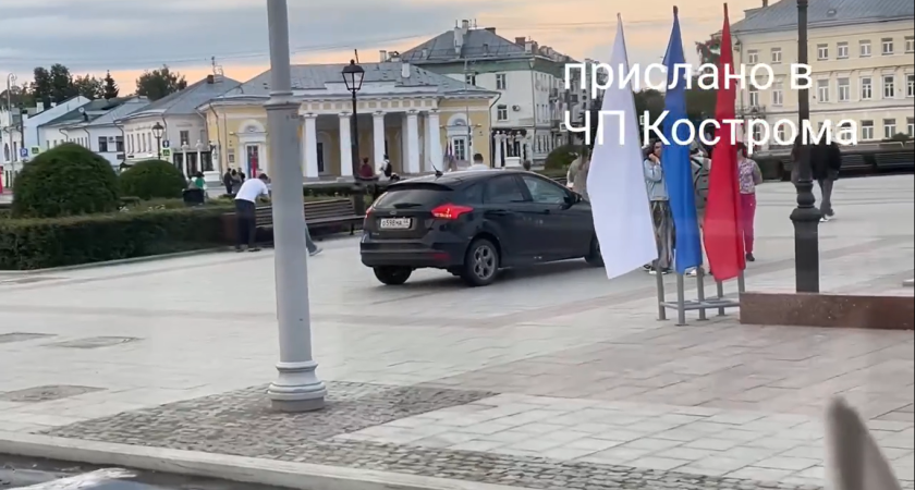 В Костроме водитель Ford оштрафован за выезд на тротуар на "сковороде"