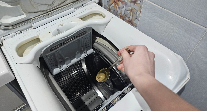 Не уксус и не соду: в стиралку кроме порошка насыпаю 0,5 ложки — вещи белоснежные даже в жёсткой воде