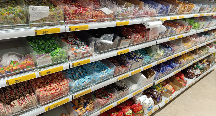 Бывшие сотрудники "Магнита" и "Пятерочки" рассказали, почему нельзя никогда брать конфеты на развес