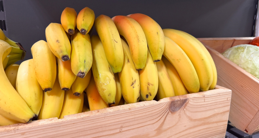 Ах вот в чем дело: зачем продавцы "Магнитов" и "Пятёрочек" забирают себе из ящиков с бананами маленькие едва незаметные пакетики