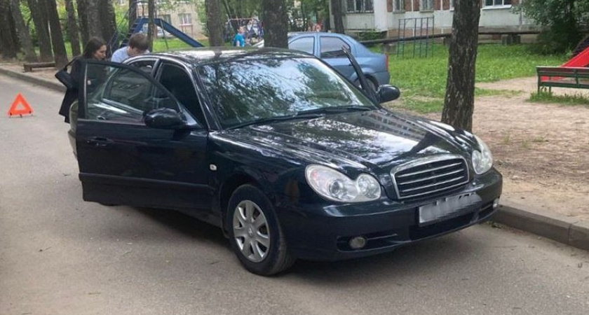 В Костроме в одном из дворов 9-летняя девочка попала под колеса иномарки