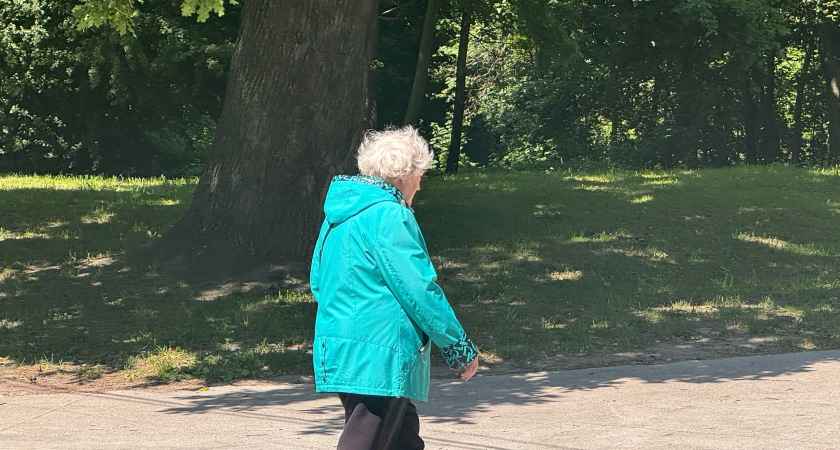 И работающим, и неработающим: пенсионерам, кто получает пенсию, перечислят разовую выплату 2000 рублей в июне - условия