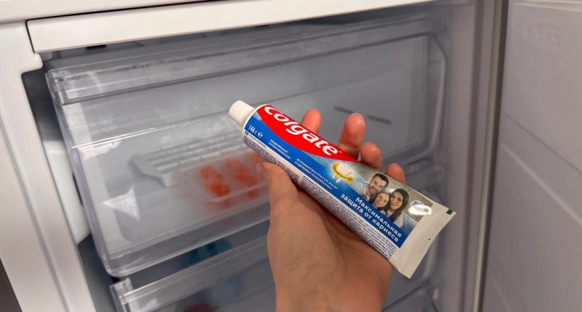 Уже много лет кладу зубную пасту в морозилку: такой лайфхак решает надоевшую проблему на кухне