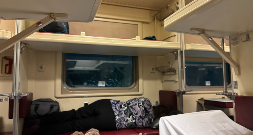 Что делать, если наглая мамочка с детьми просит уступить вашу нижнюю полку в поезде — запомните раз и навсегда