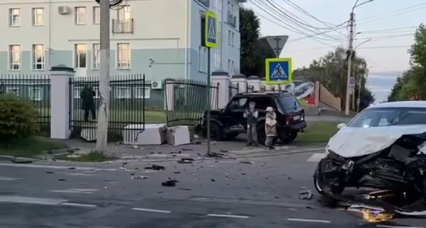 Жесткое ДТП в Костроме: "Нива" вылетела на тротуар после столкновения с Polo