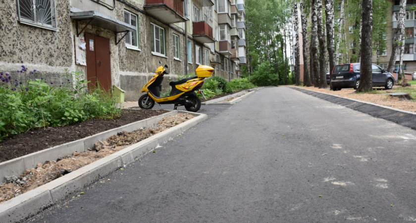 Установят игровое оборудование, заасфальтируют тротуары: в Костроме продолжается благоустройство 13 дворов