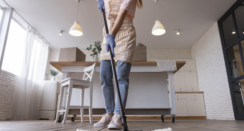 Стала мыть полы солёной водой — перемены в доме ощутили все: вот зачем нужно добавить соль в ведро