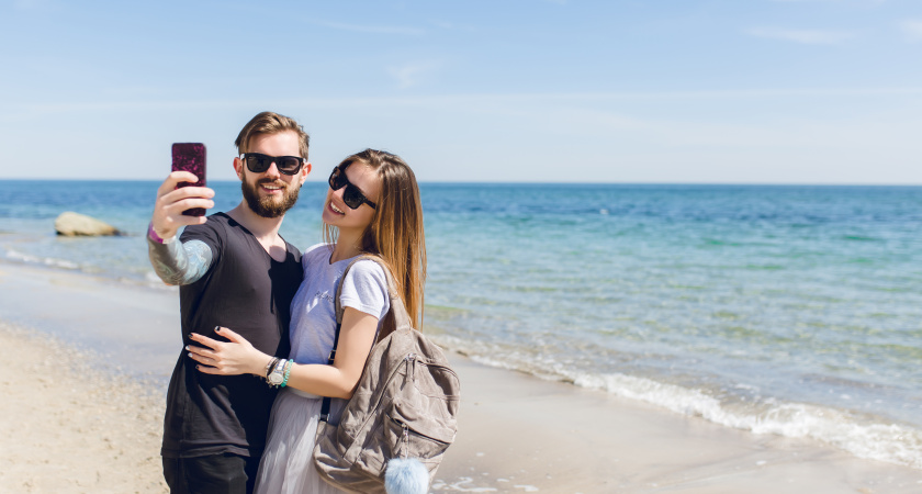 Чистое море, белоснежный песок и фрукты за копейки: туристы делятся первыми отзывами о райском отдыхе в Абхазии-2025