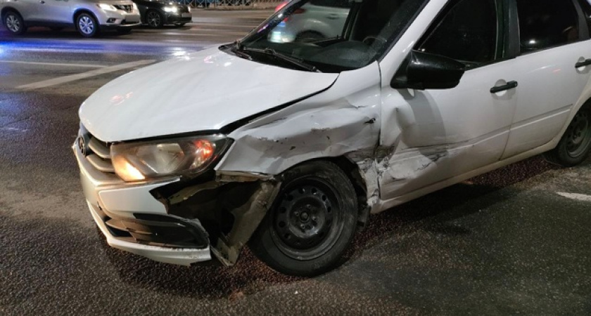 В Костроме на улице Советской  иномарка столкнулась с "Грантой" : есть пострадавшие