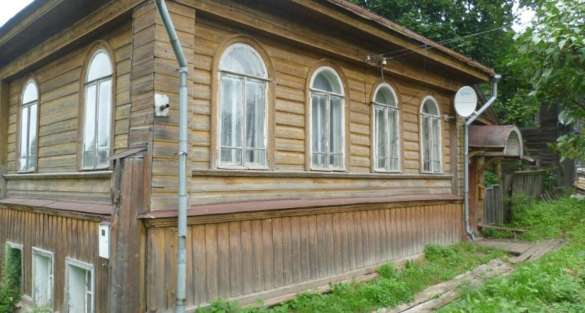 В Костромской области инспекция культурного наследия взяла под защиту деревянный дом гласного городской управы Большакова