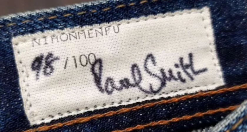 Владелец просит почти миллион рублей: в Костромской области продают джинсы с автографом известного дизайнера