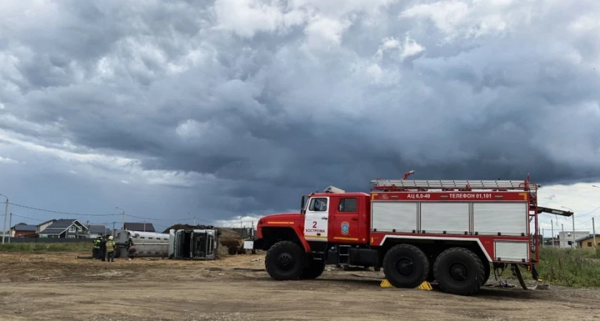 В поселке Первом Костромской области опрокинулся самосвал