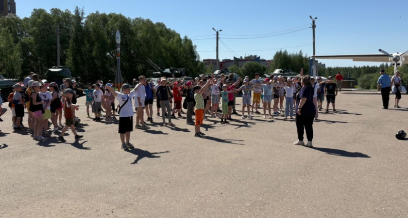 Костромичей приглашают на зарядки с робопсом Пикселем и занятия йогой (0+)