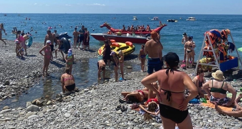 «Едят постоянно дошираки и стоят в очереди за стаканом сока». В Абхазии раскритиковали нищих русских туристов