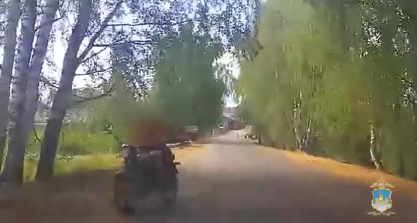 Костромские автоинспекторы поймали пьяного мотоциклиста: при задержании нарушитель вылетел в кювет