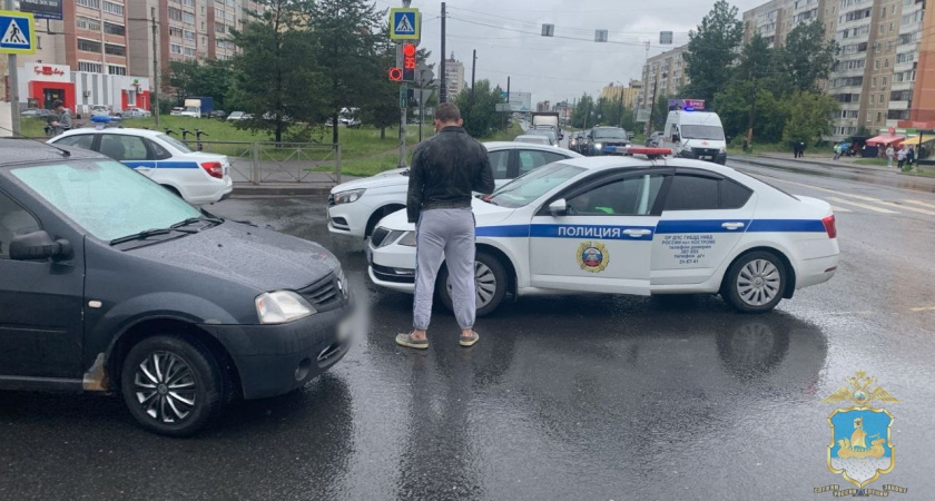 На Кинешемском шоссе столкнулись Renault и Mitsubishi: пострадали двое детей 3 и 6 лет