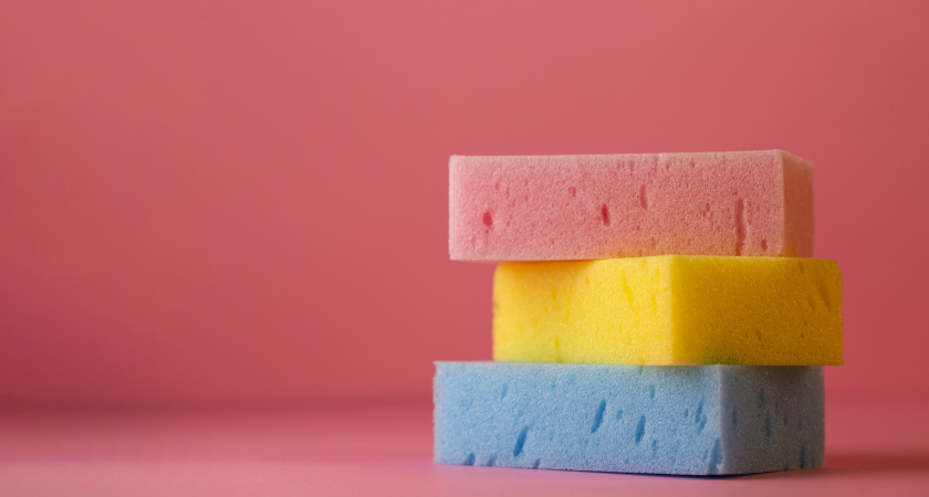 Вам красную или желтую? Кассир из «Пятерочки» наконец-то объяснила, почему губки для мытья посуды делают разных цветов