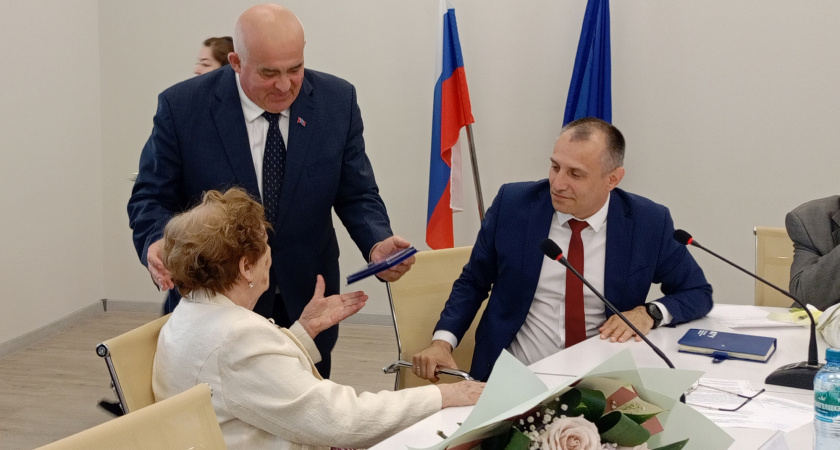 Губернатор Костромской области вручил доктору филологических наук Нине Ганцовской нагрудный знак Заслуженного работника образования региона