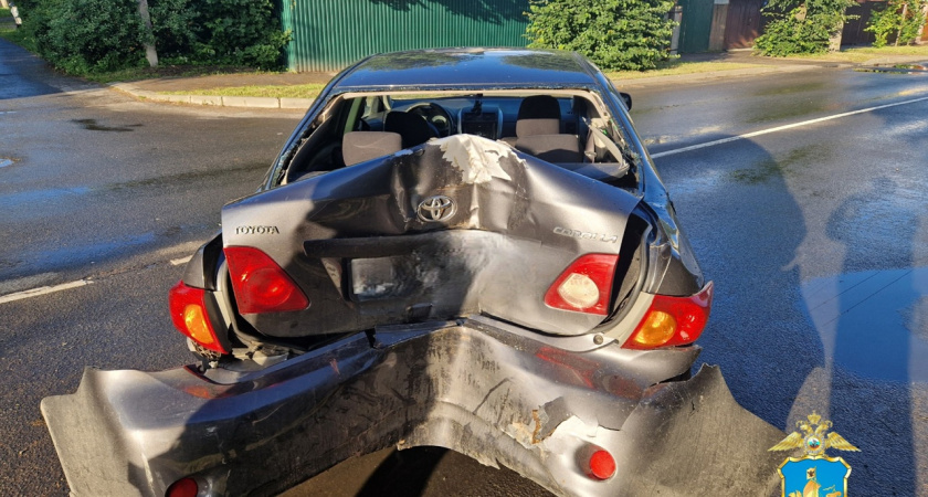 В Костроме Toyota врезалась в столб: пострадал ребенок
