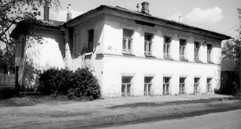 В Костроме двухэтажный особняк на улице Шагова продают за рубль