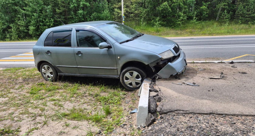 В Костромском районе водитель Skoda Fabia избежал столкновения с КамАЗом, но попал в ДТП