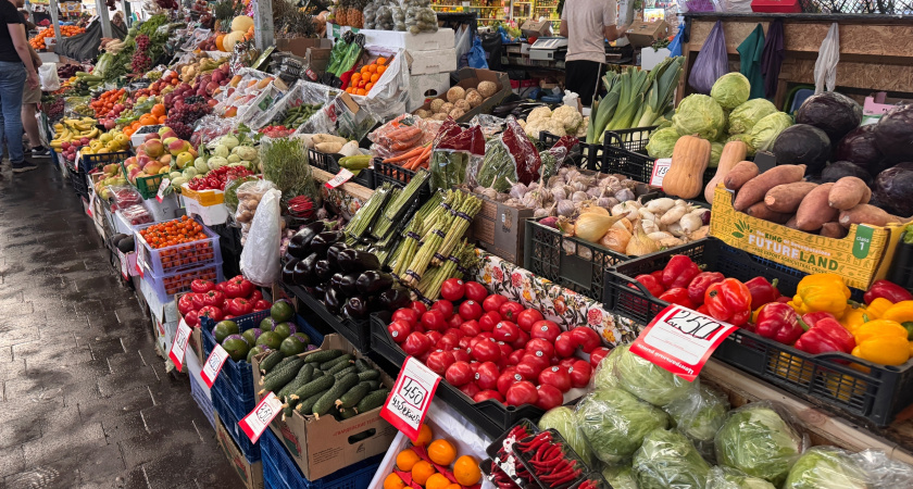 Зачем продавцы моют фрукты с уксусом, натирают рыбу маслом, а копченую колбасу замачивают на ночь в ведре с водой