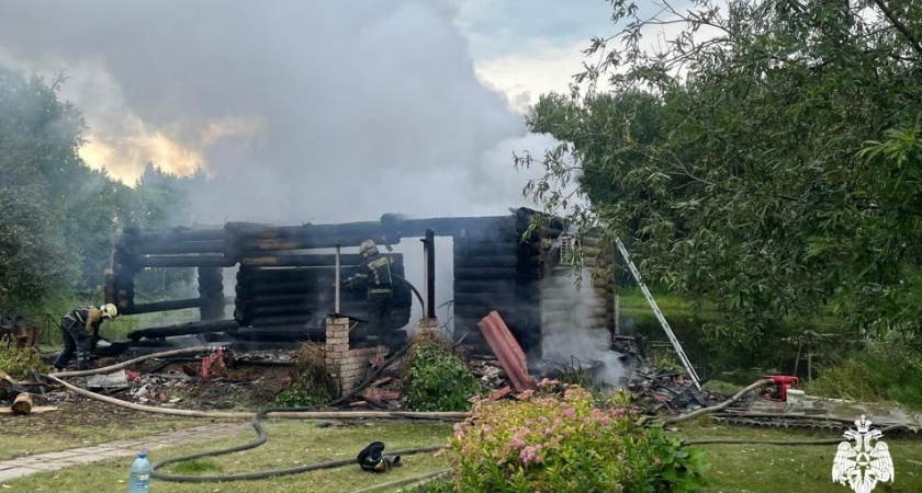 В Костромской области пять домов загорелись после удара молнии