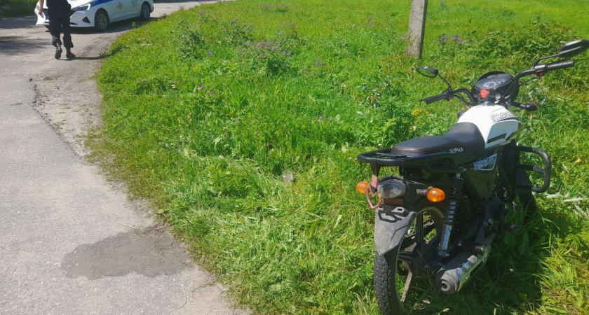 В Костромской области 15-летние девушки на мопеде попали в ДТП, пытаясь скрыться от сотрудников полиции