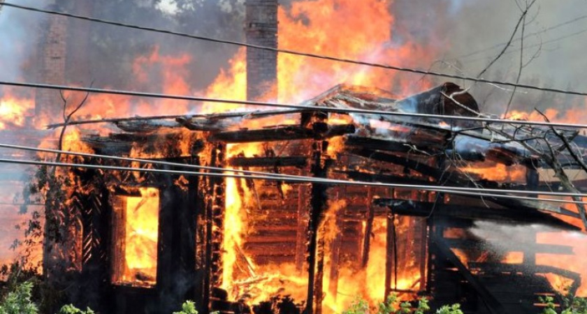 Утром в Шарье вспыхнул садовый дом: спасатели 40 минут боролись с пламенем