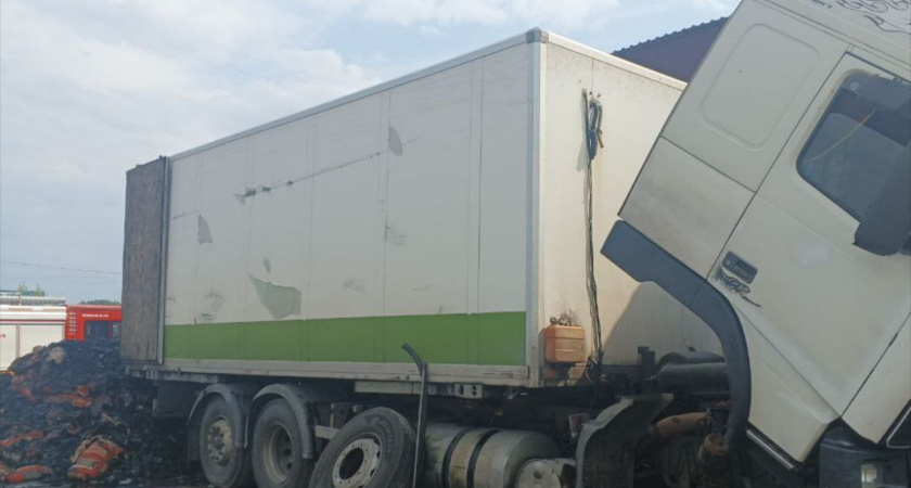 В Костроме на Сутырина загорелся прицеп грузовика