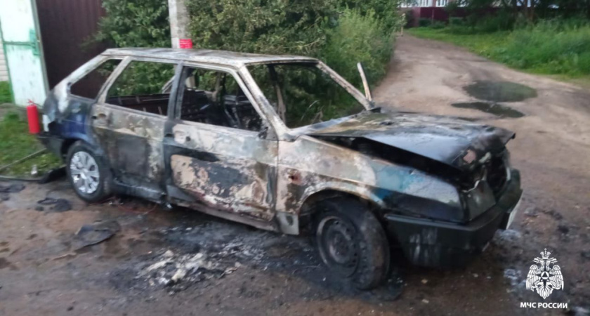 В Костроме на улице Красная Маевка сгорел автомобиль