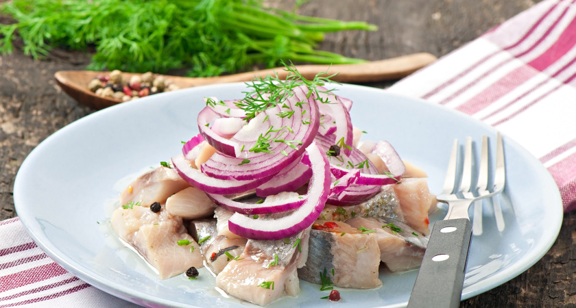 Приспособилась солить скумбрию в пакете: вкуснее, чем в магазине и посуда не нужна - делюсь рецептом