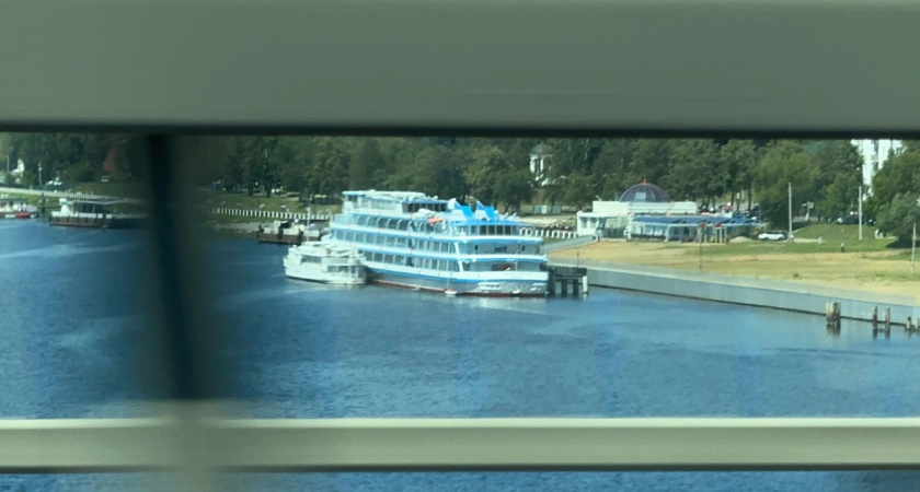 Поливают даже асфальт: в Костроме усилили меры защиты дорог от аномальной жары