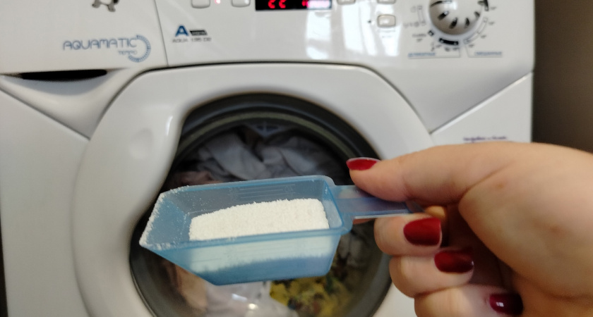 Одна ложка прямо в отсек. Стиралка внутри как новая — вся плесень уйдет на 2 года