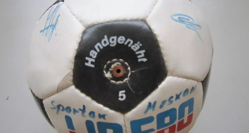 В Костроме продают мяч, украшенный «живыми» подписями игроков и тренеров «Спартака» образца 1994 года