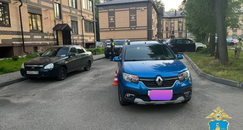 В Костроме во дворе дома водитель Renault сбил 3-летнего мальчика