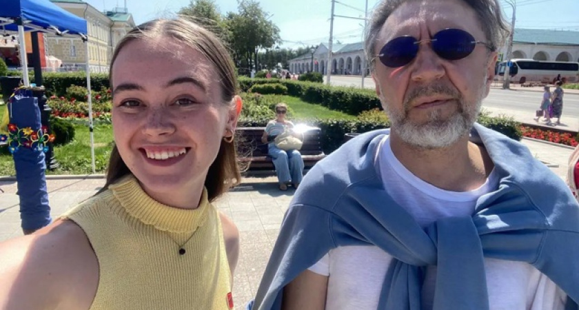 Костромичи фотографируются с гуляющим по центру города Сергеем Шнуровым